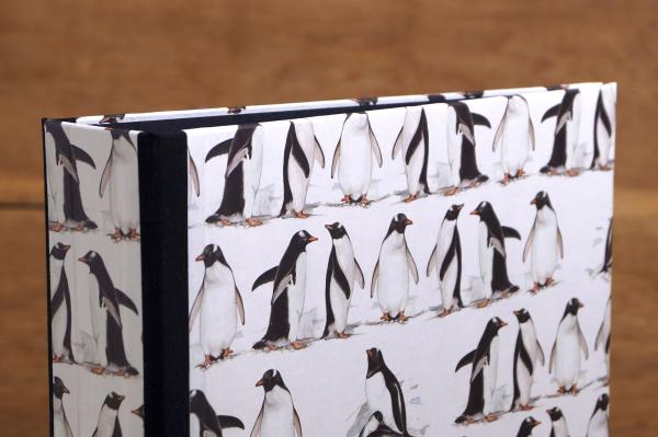 Ordner mit Pinguinmotiv schwarz-weiß